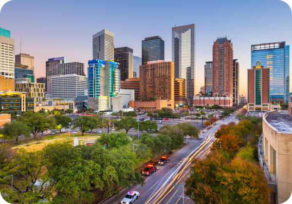 Houston City: view of the downtown of the city. Avenue with trees and buildings.